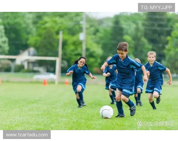 全球瞩目的足球巨星们如何在绿茵场上书写传奇人生与辉煌成就