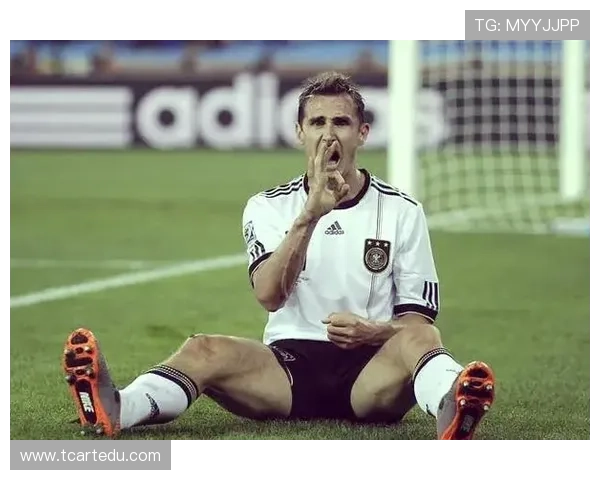 克洛泽：低调却辉煌的足球传奇背后的故事与成就